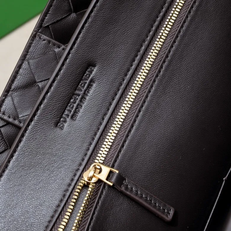 Batch 3760 #Bottega Veneta 2023 spring and summer new Andiamo handbag, many stars have the same style 🎈 Classic full-body leather weaving with golden knot buckle, stable and chic enough [satisfied] The whole body is made of Nappa sheep leather, comfortable, soft and dynamic. The sliding metal knot buckle can adjust the shoulder strap, single shoulder/handbag/crossbody, multiple carrying methods, large bag capacity, suitable for commuting/daily/traveling This bag is divided into small/medium/large sizes. There is always one that suits you, so take it with you🎀🎀 Size: 45*22*34, model: 5543#